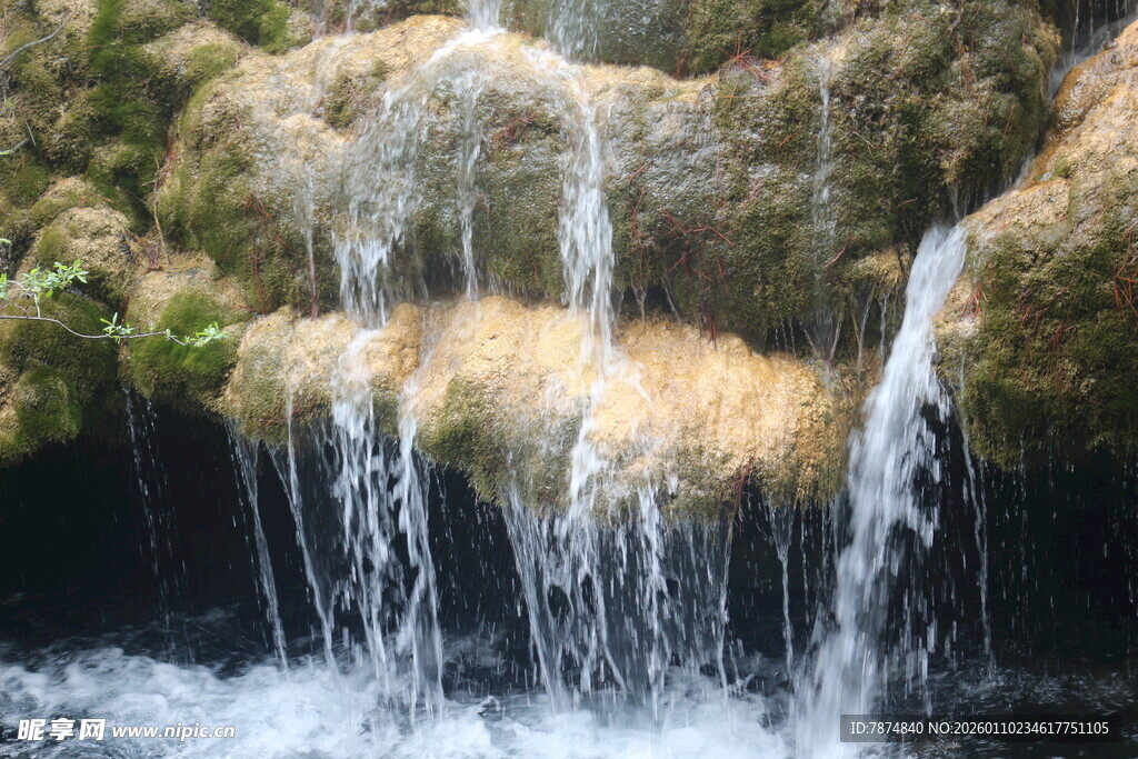 山间小瀑布景观