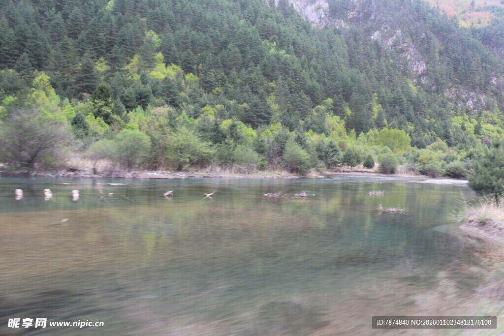 山间清澈湖水景色