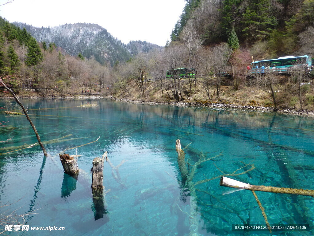 梦幻蓝湖 山间静谧美景