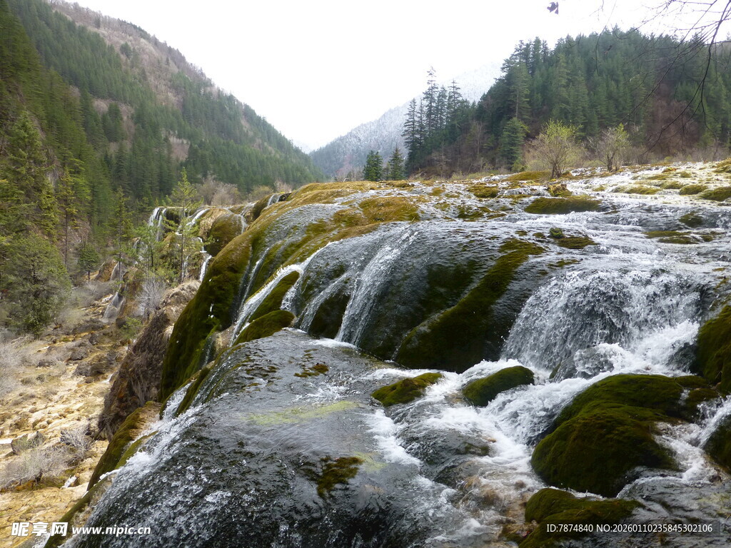 山间潺潺溪流瀑布美景