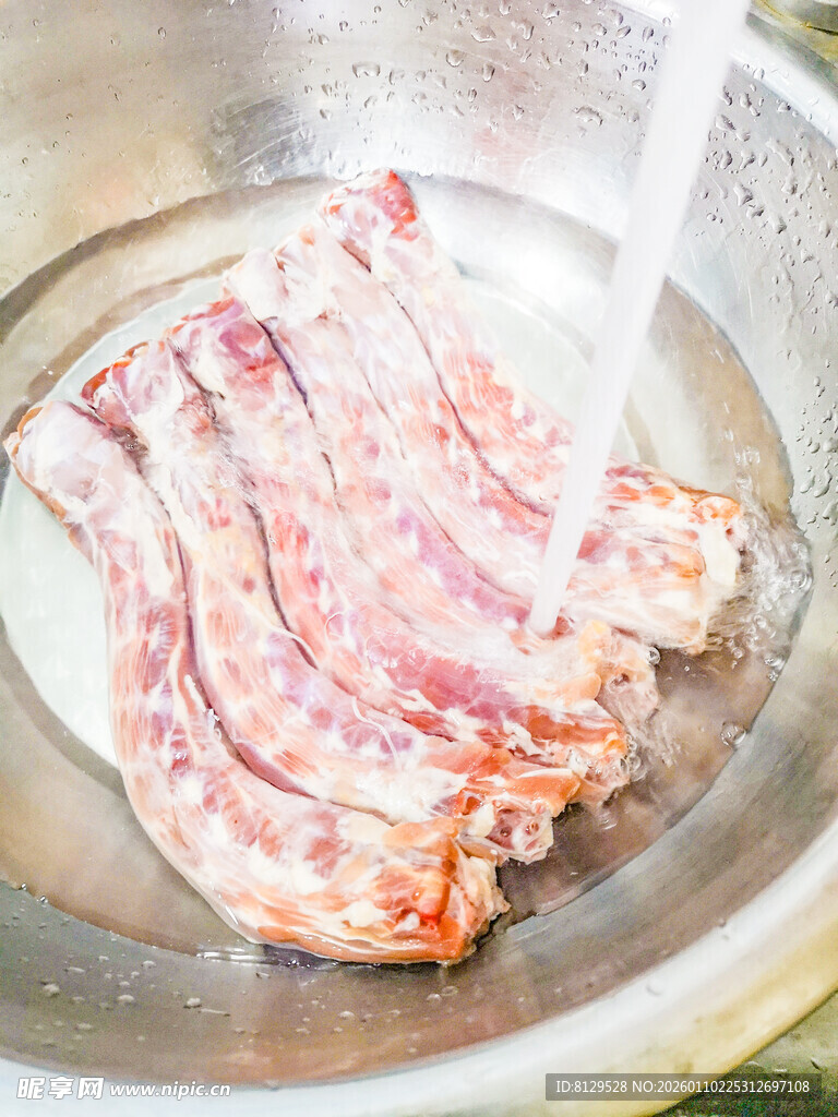 清洗中的新鲜猪肉排骨