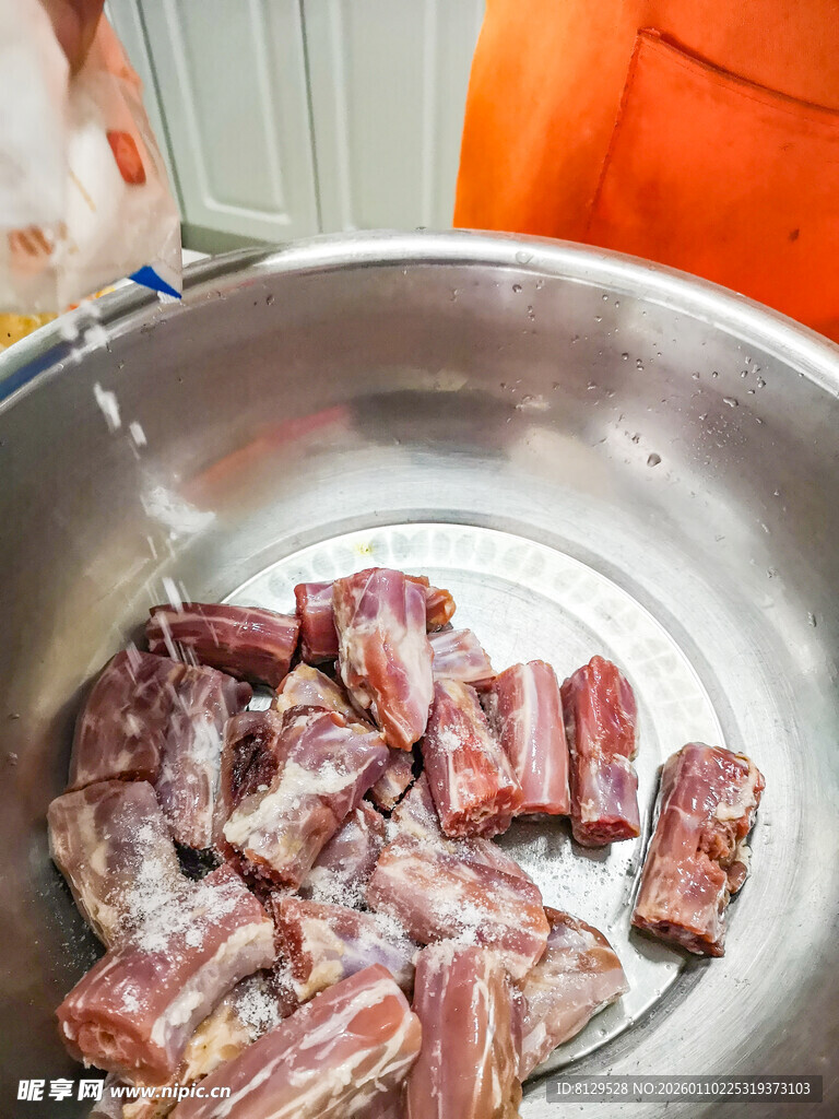 清洗中的新鲜肉块