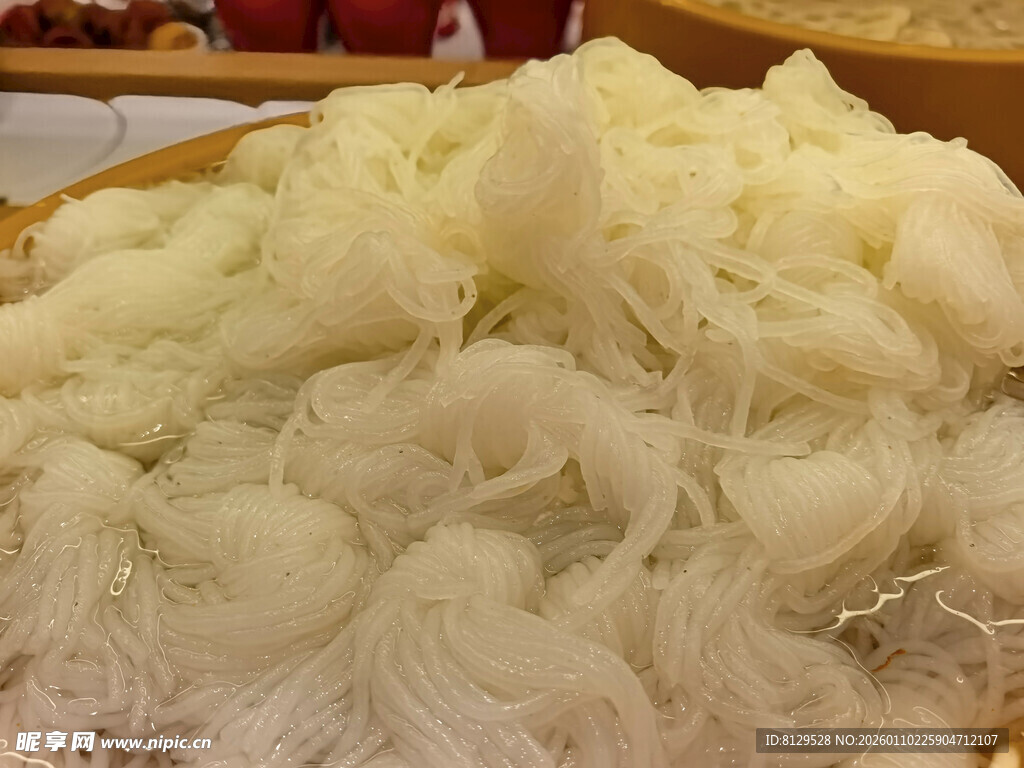 手工制作的丝状白色食材