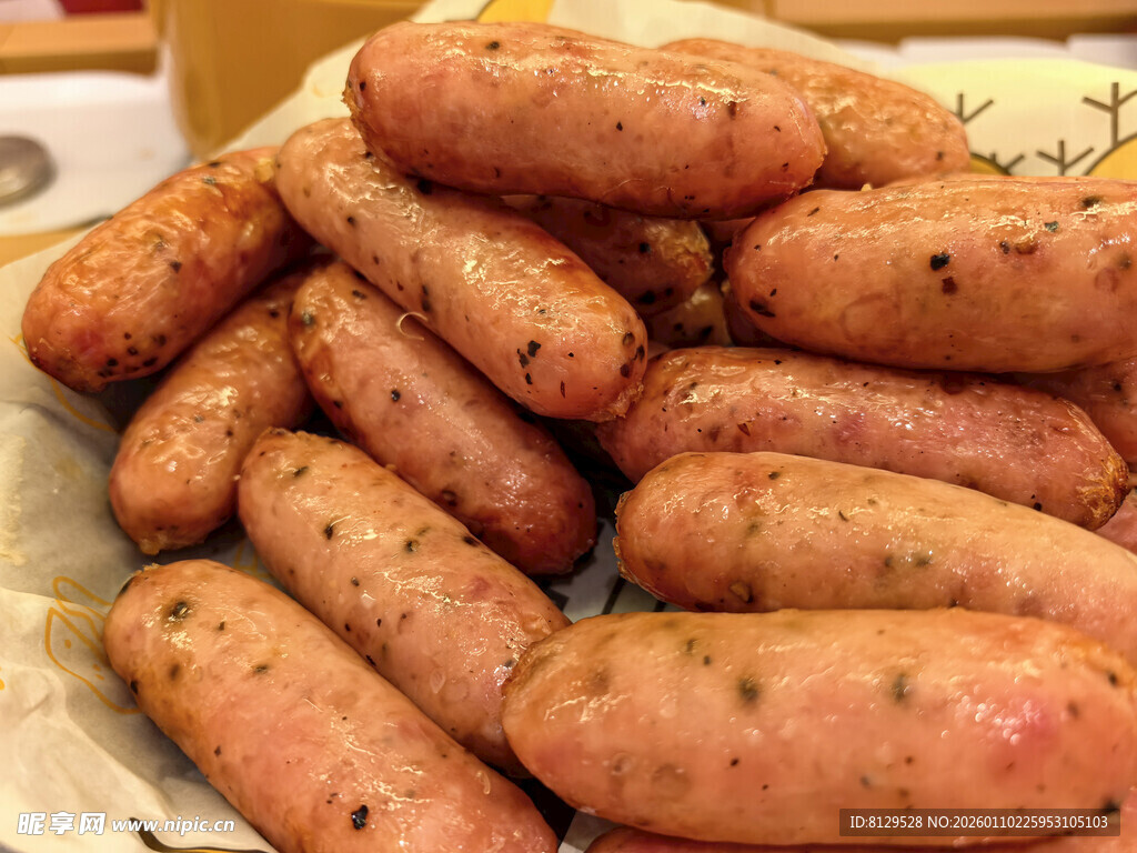 一盘美味的烤香肠