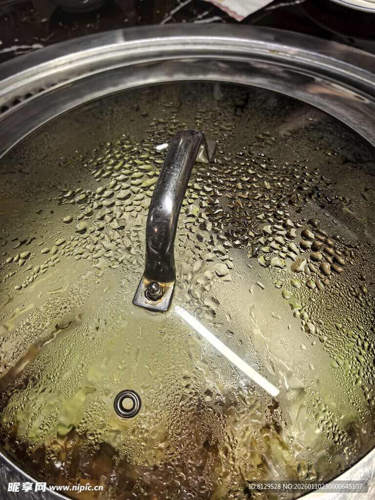 水龙头下脏污的水槽