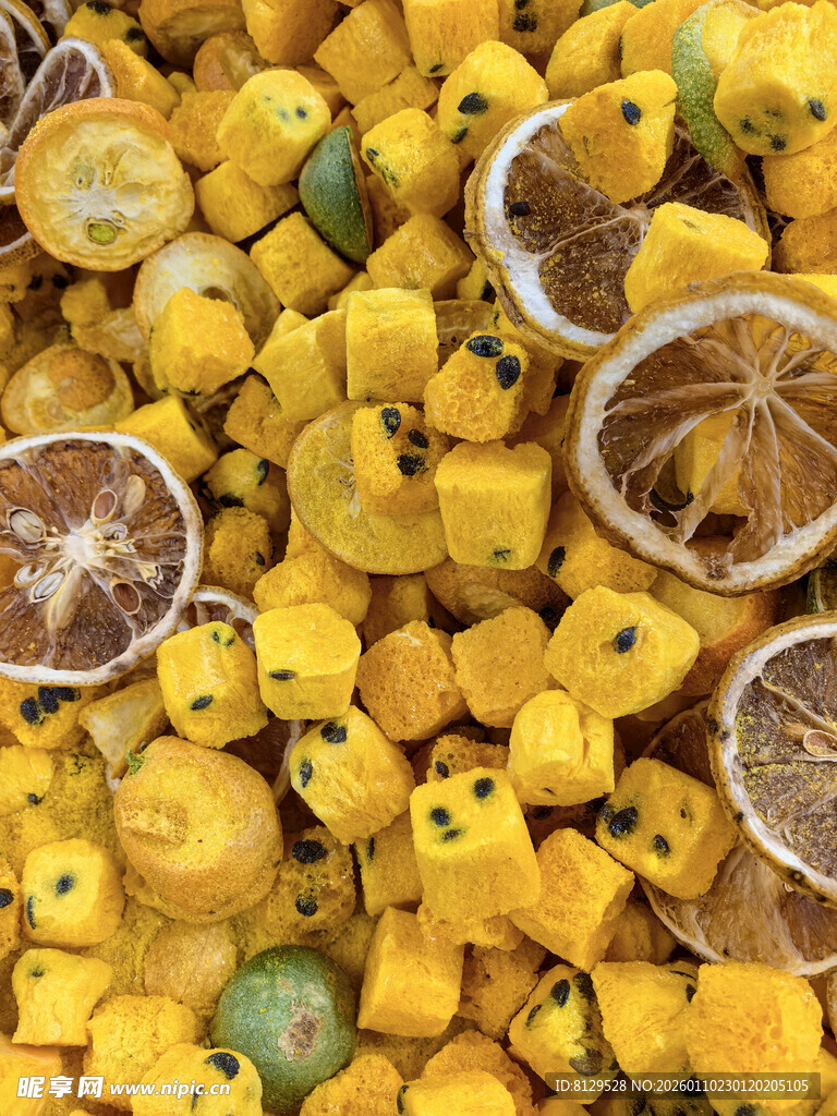 柠檬块与柠檬片的缤纷组合