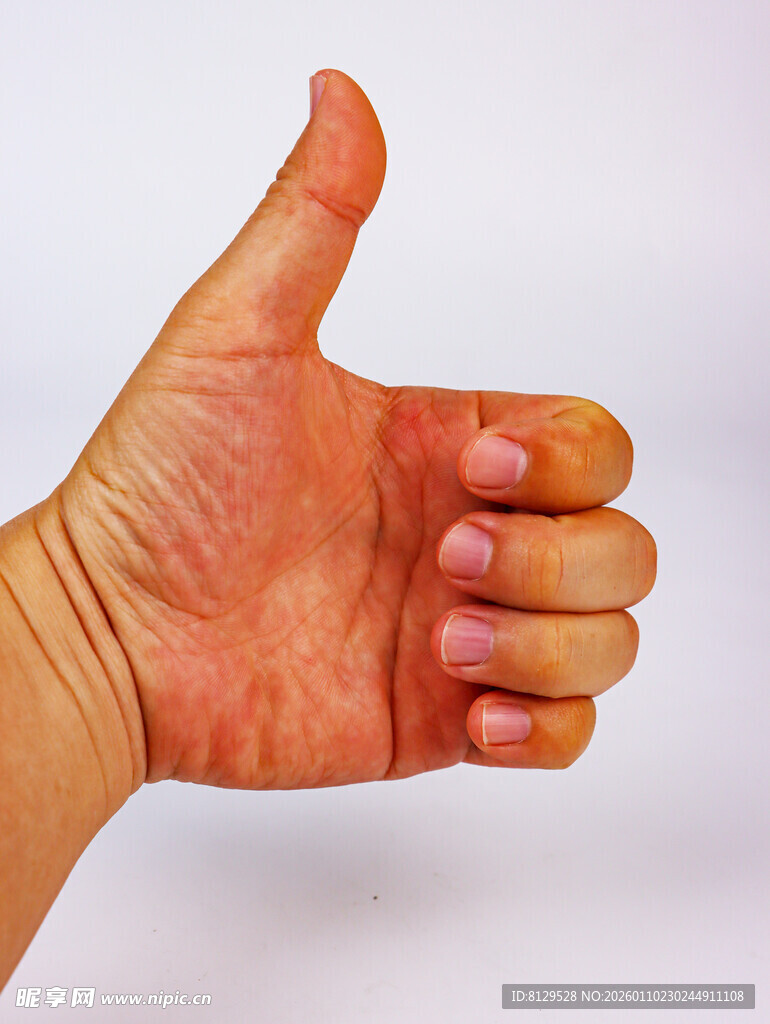 竖起大拇指的手部特写