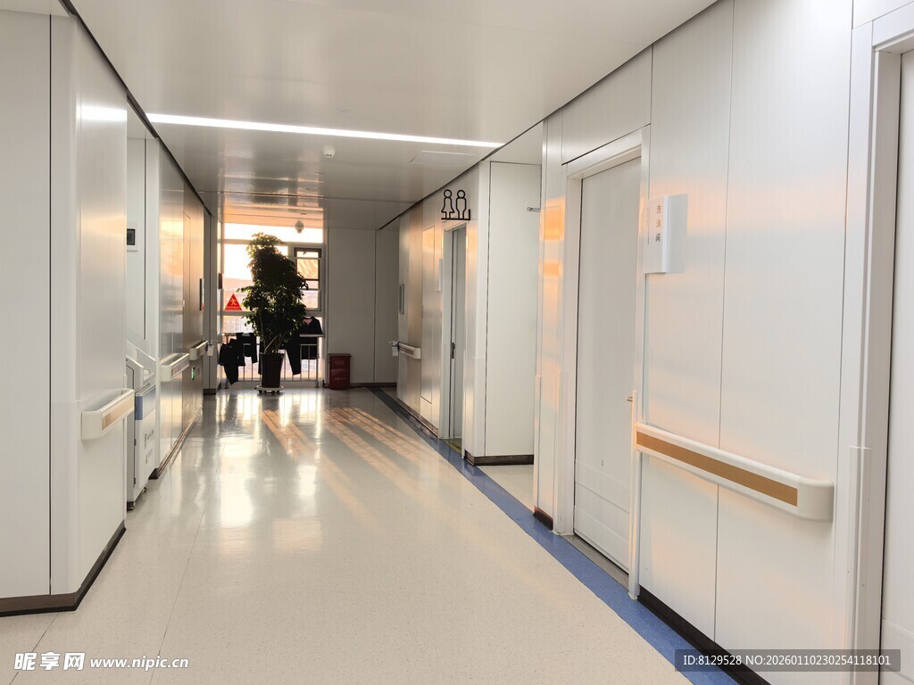 医院走廊内的行人场景