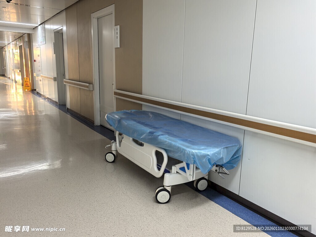 医院走廊中的空担架床