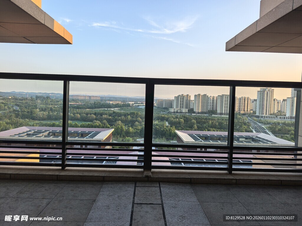高层阳台俯瞰城市景观