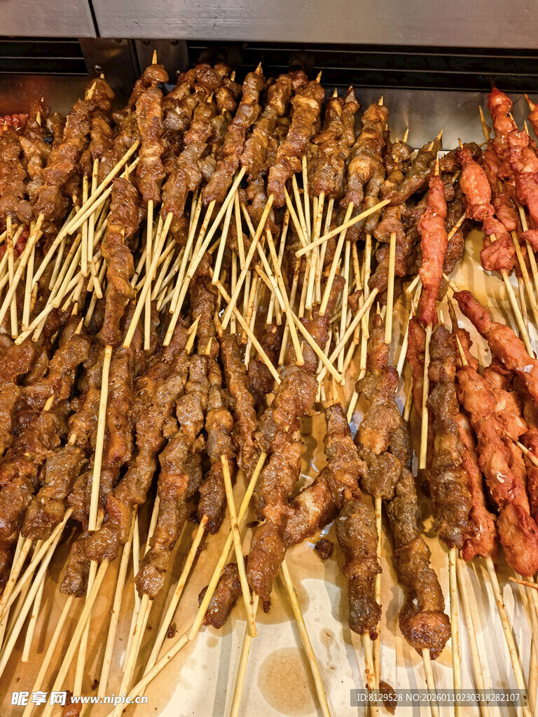 多样烤串整齐排列