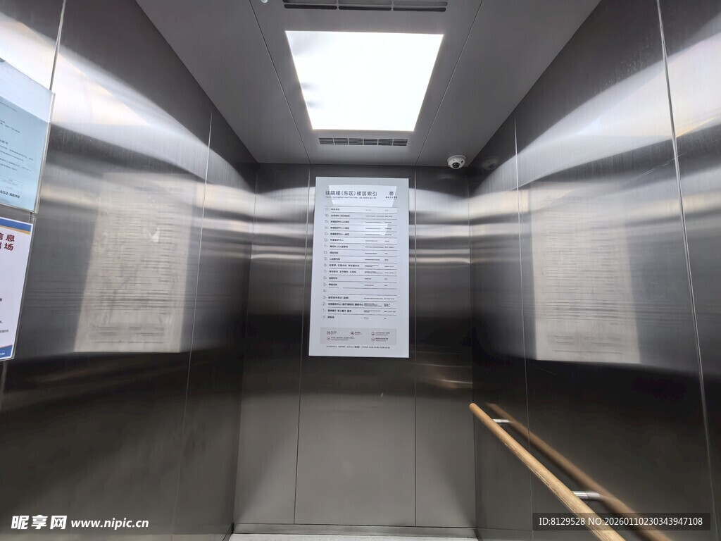 现代风格的空电梯内部空间