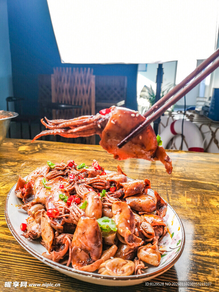 美味龙虾诱人上桌