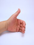 竖起大拇指的手部特写