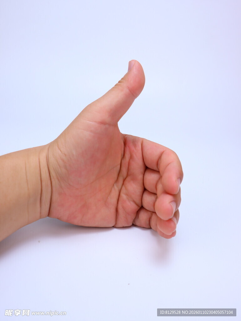 竖起大拇指的手部特写