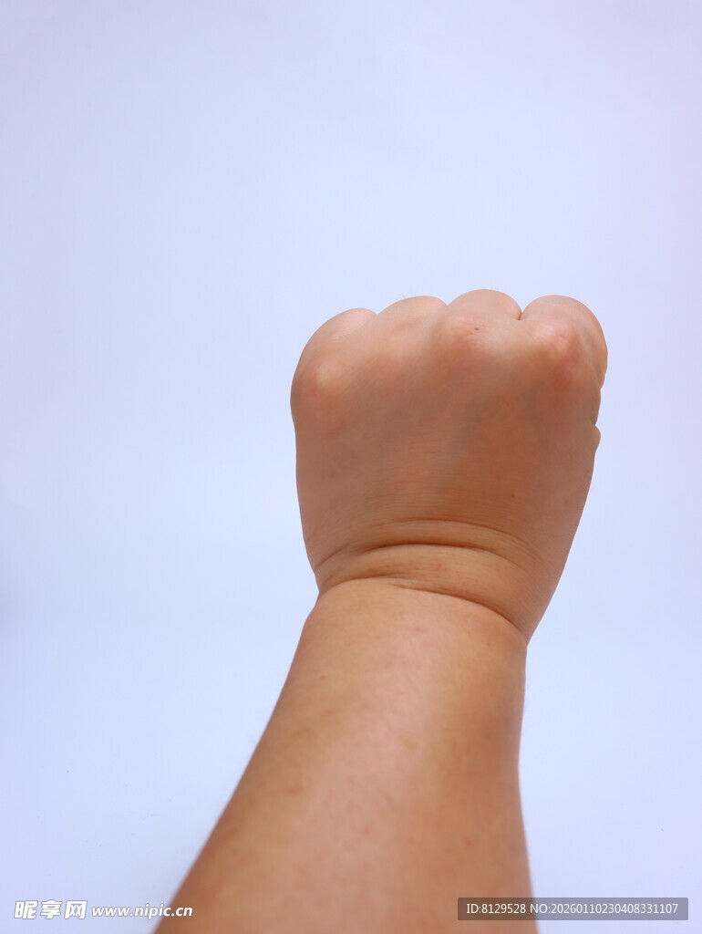 婴儿紧握的小拳头