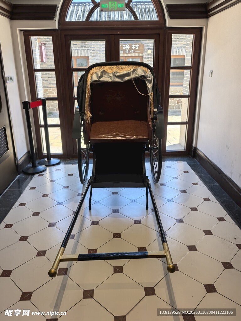 复古室内的经典老式人力车