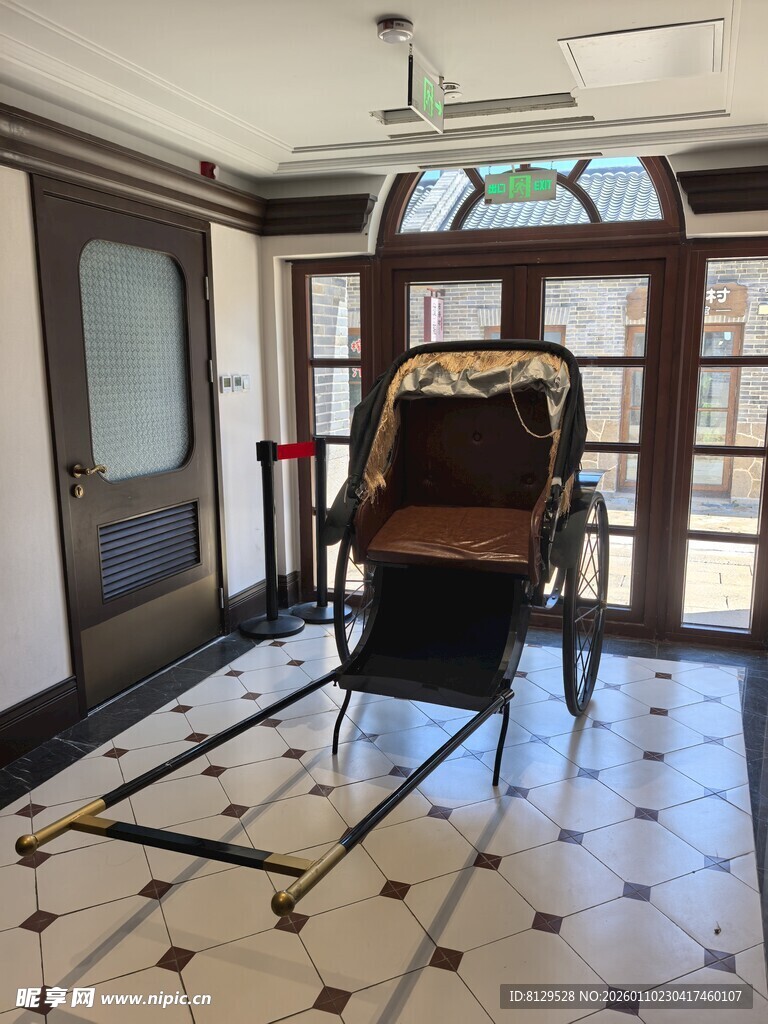 老式四轮马车展示于室内