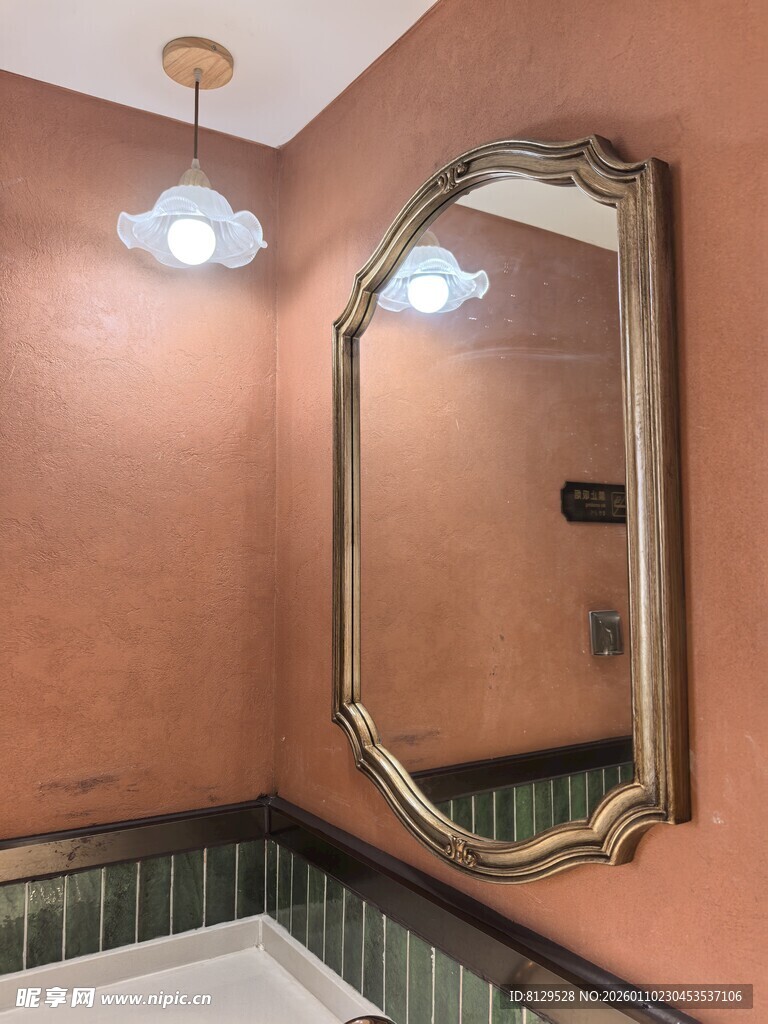 复古浴室装饰镜与壁灯