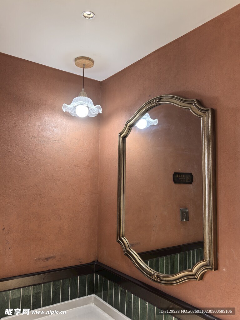 复古风格浴室镜子与吊灯