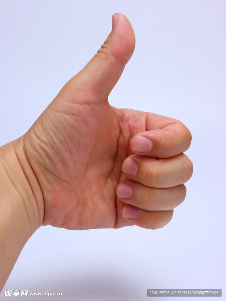 竖起大拇指手势特写