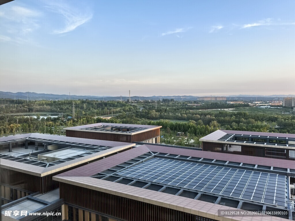 屋顶太阳能板俯瞰景观