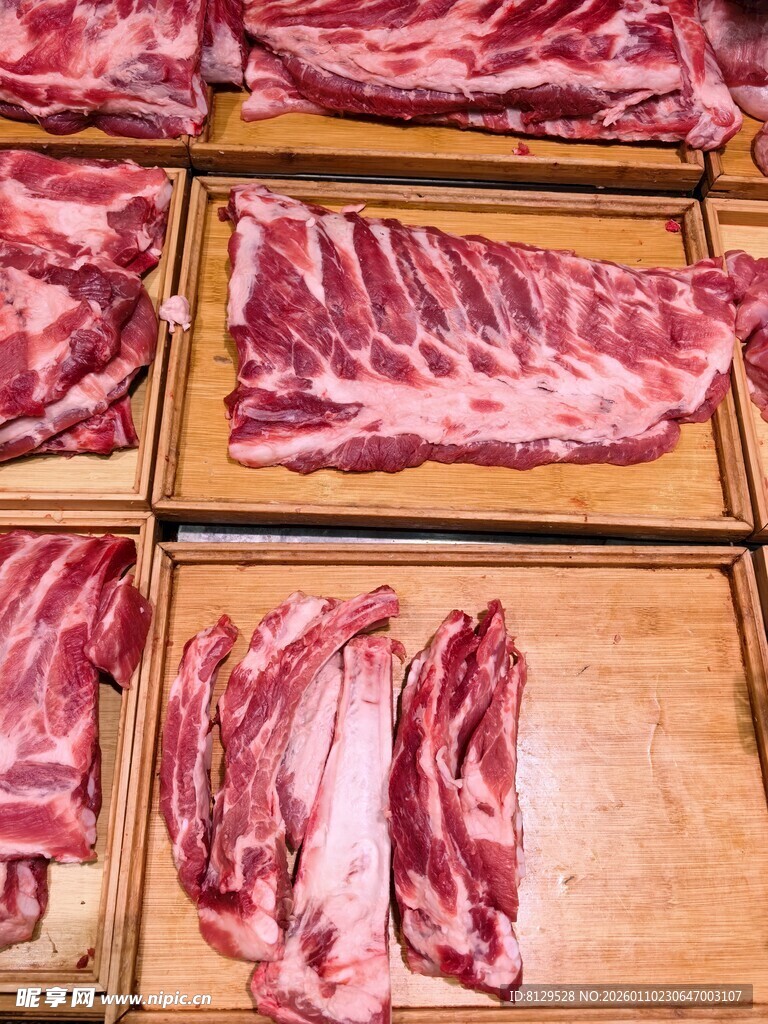 新鲜多样肉类陈列展示