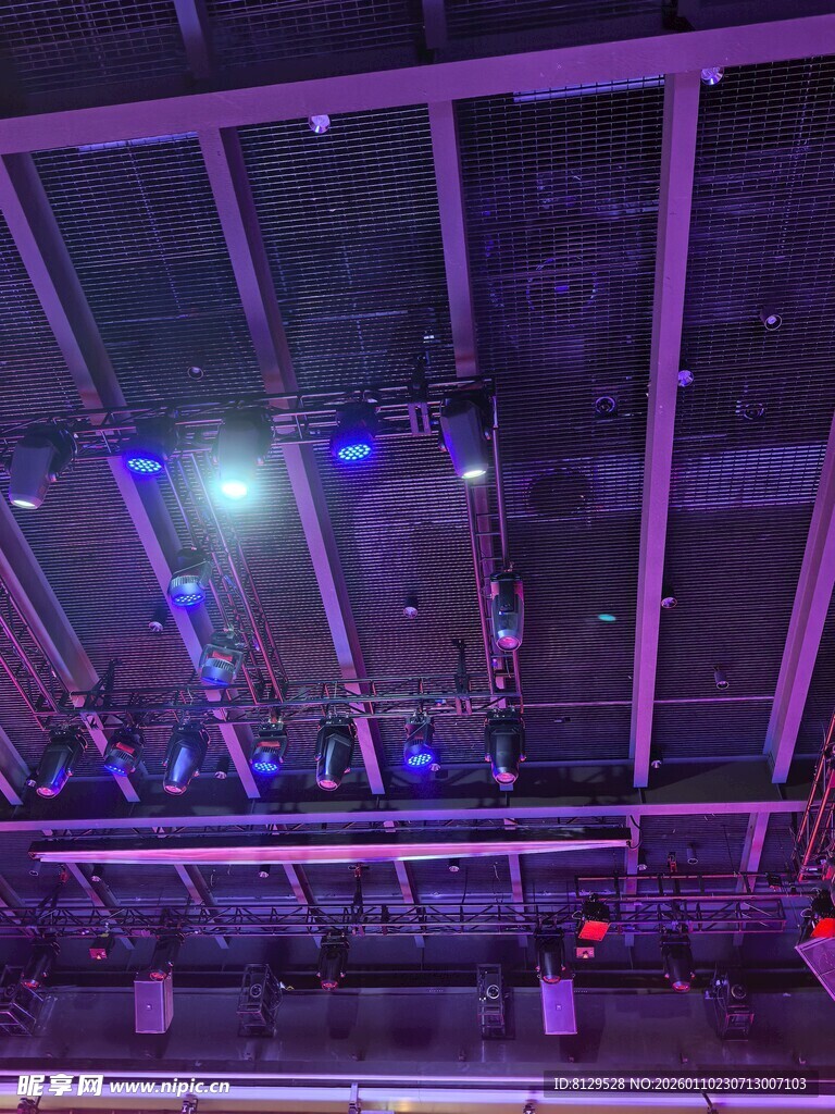 紫色灯光下的室内场馆