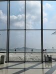 机场大厅外的蓝天白云景观