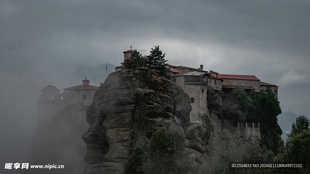 云雾缭绕中的山顶建筑