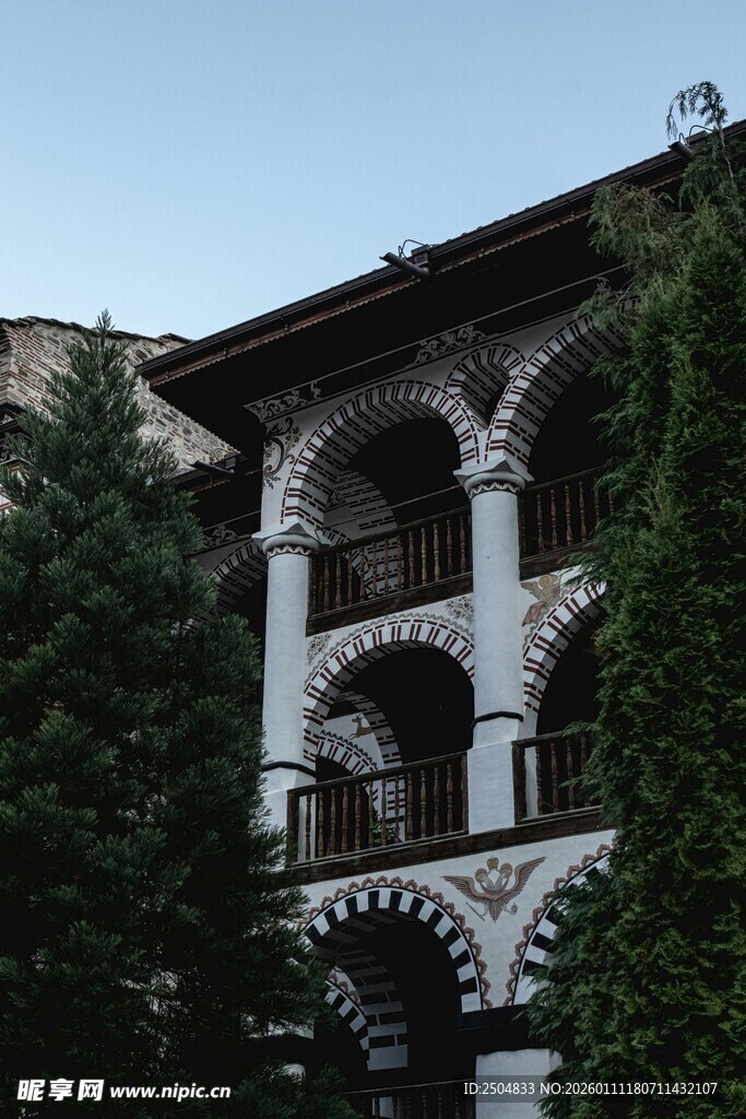 古老拱形建筑与绿树相伴