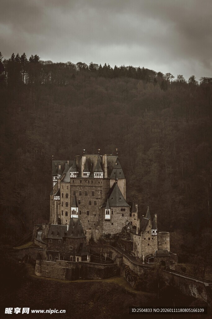 阴森古堡隐于暮色之中