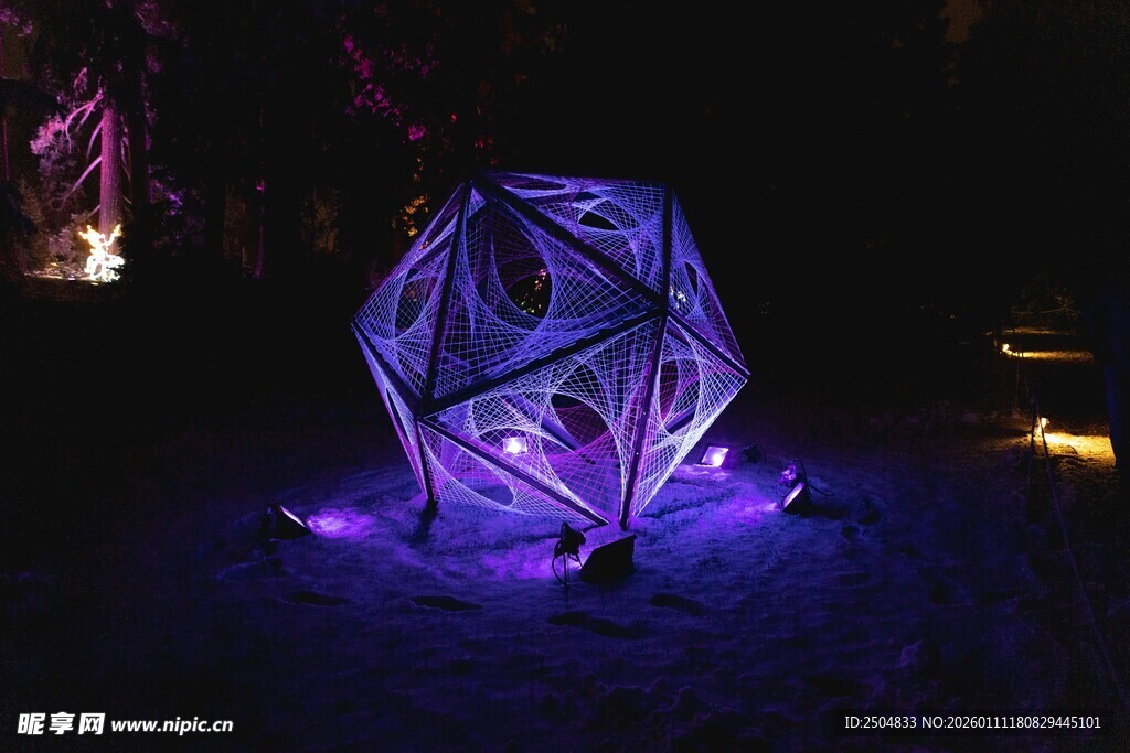 紫色发光几何造型艺术装置