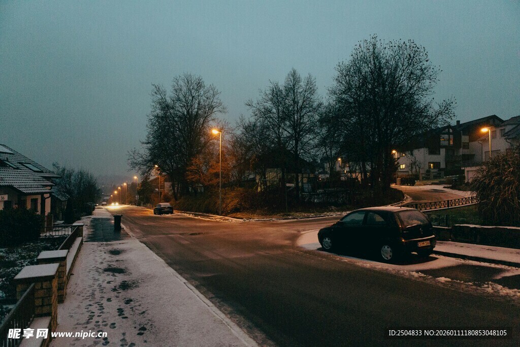 冬日傍晚的静谧街道