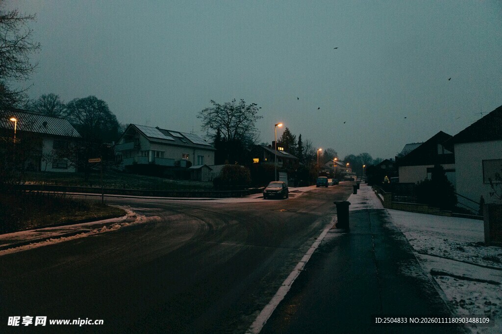 冬日傍晚的静谧街道