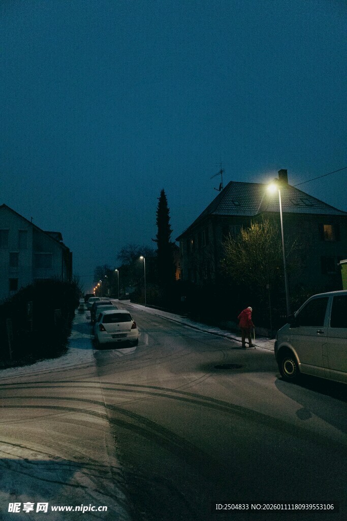 夜幕下的街道与停放车辆