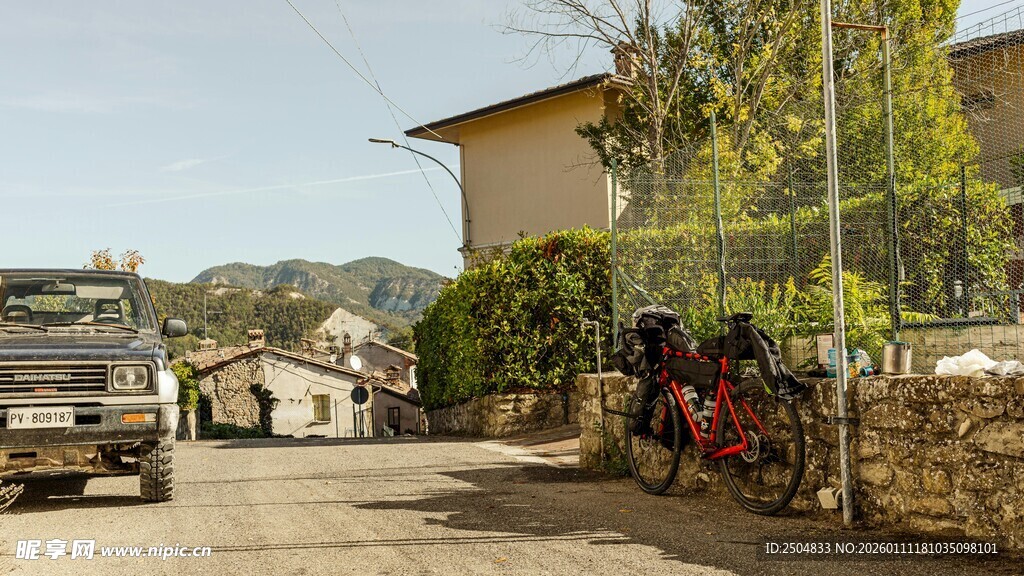 乡村路旁停驻的车辆与人