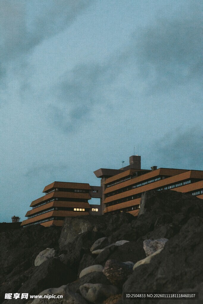 悬崖边的独特建筑景观