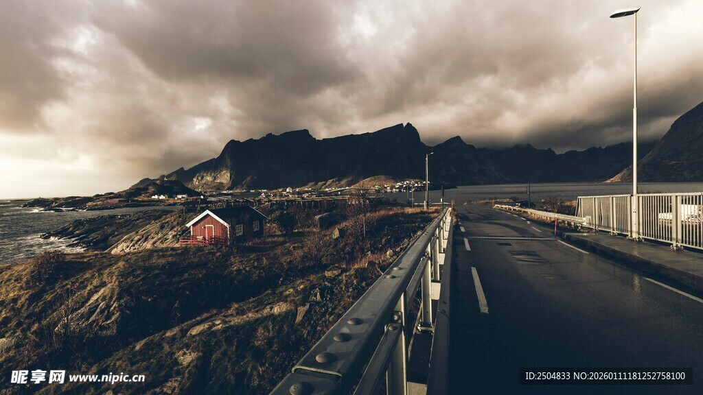 公路尽头的云海风光