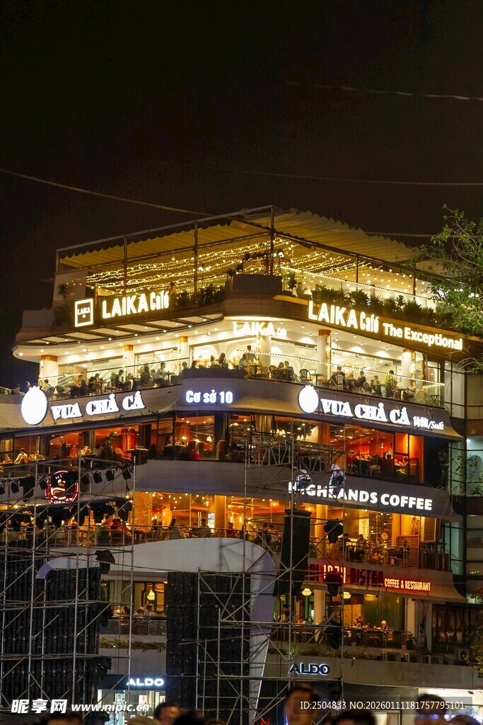 夜晚繁华商业街店铺景象