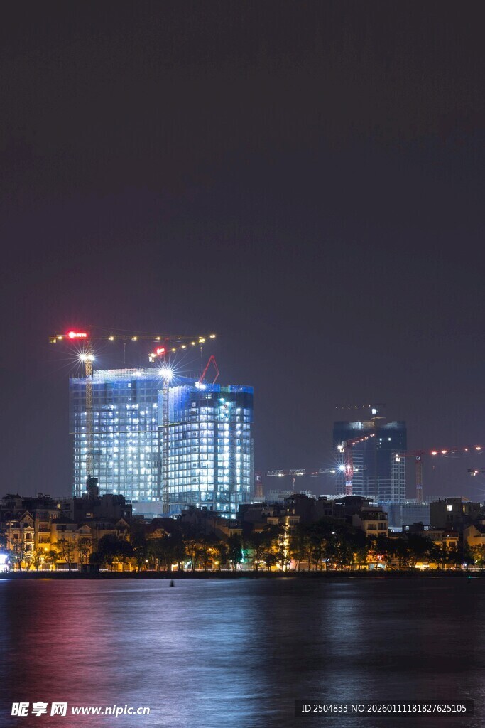 城市夜景中的璀璨建筑