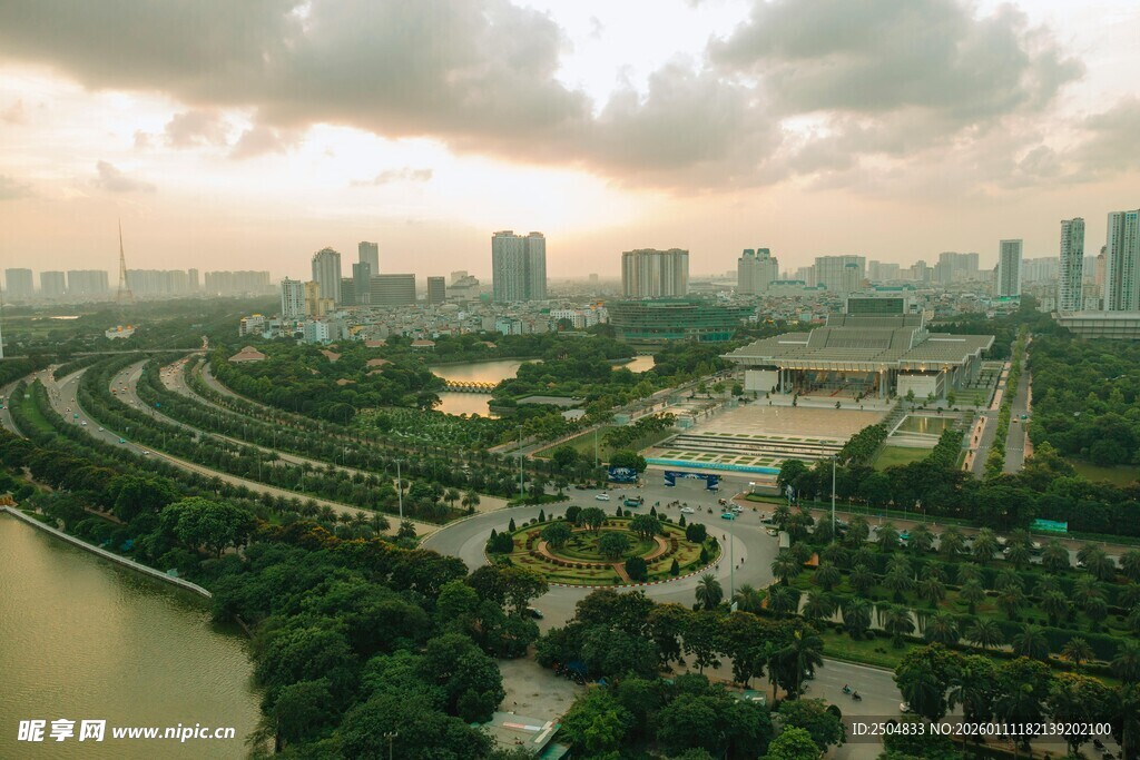 城市河畔景观俯瞰图
