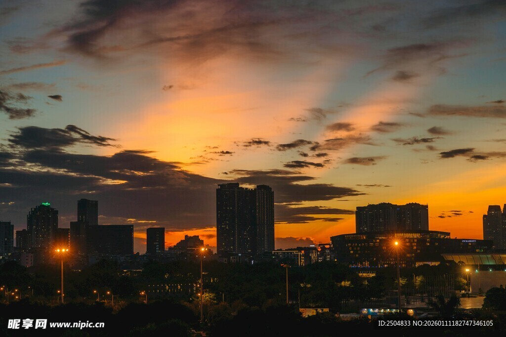 城市黄昏天际绚丽美景