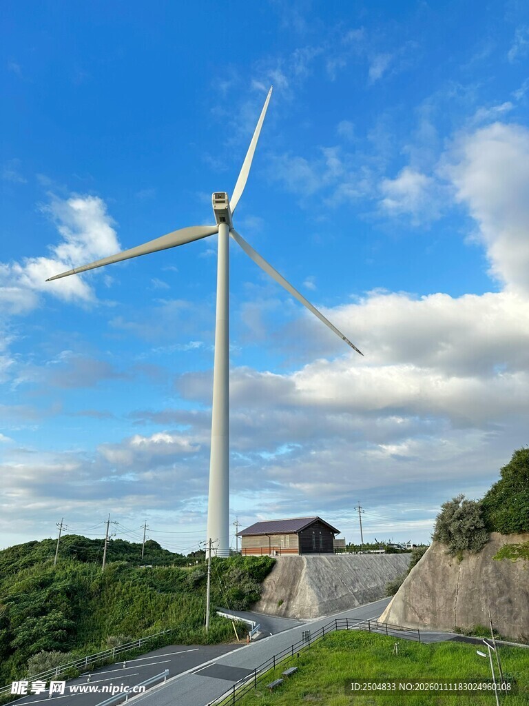 公路旁的大型风力发电机