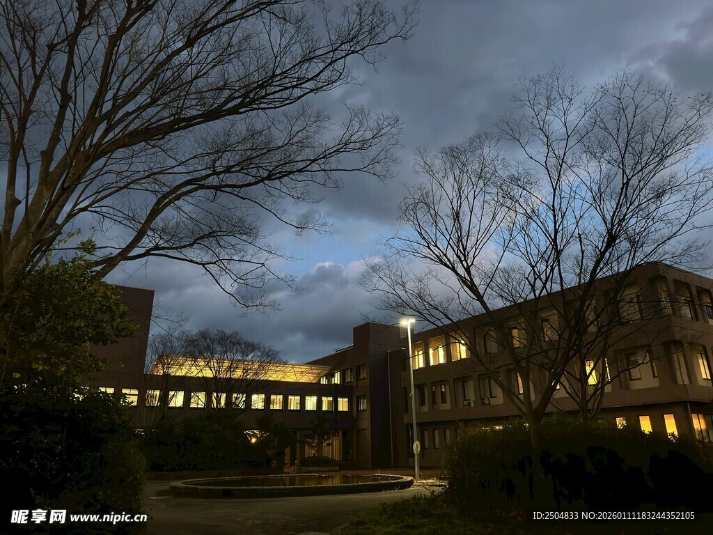 黄昏下的静谧校园建筑