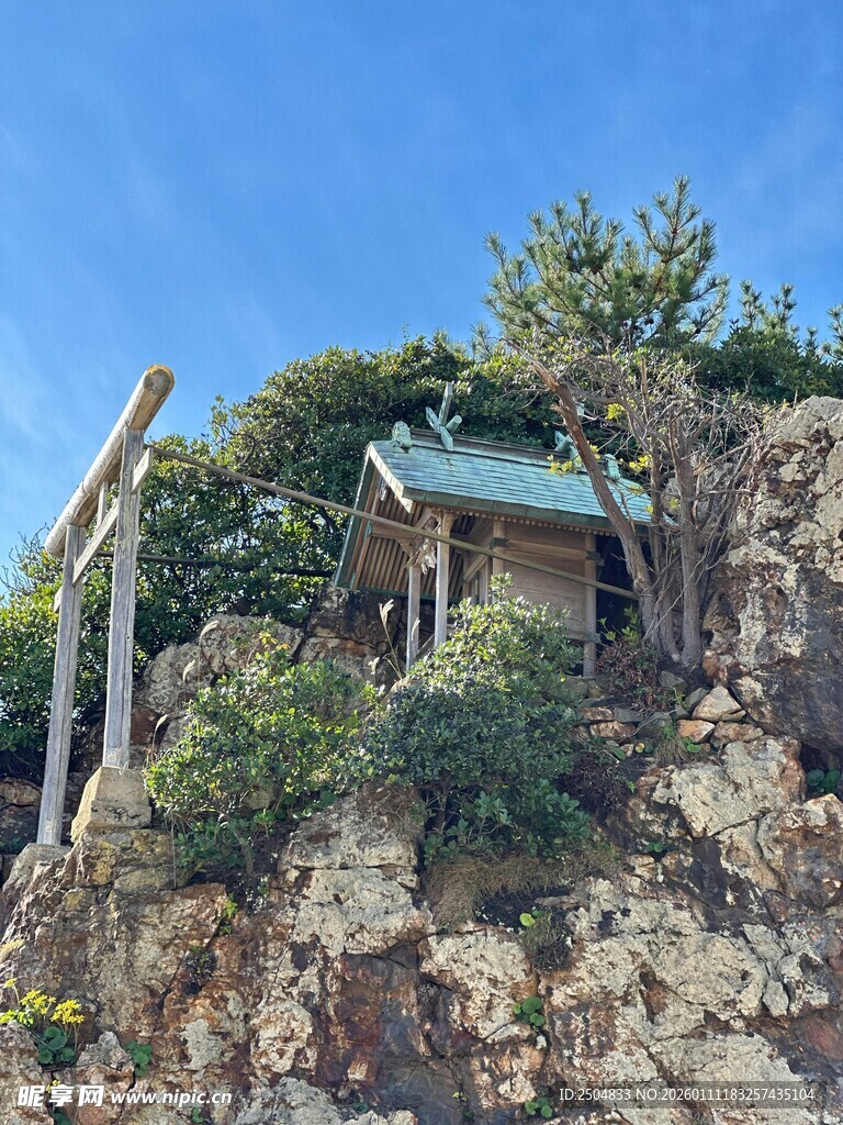 山间小屋隐于岩石绿植间