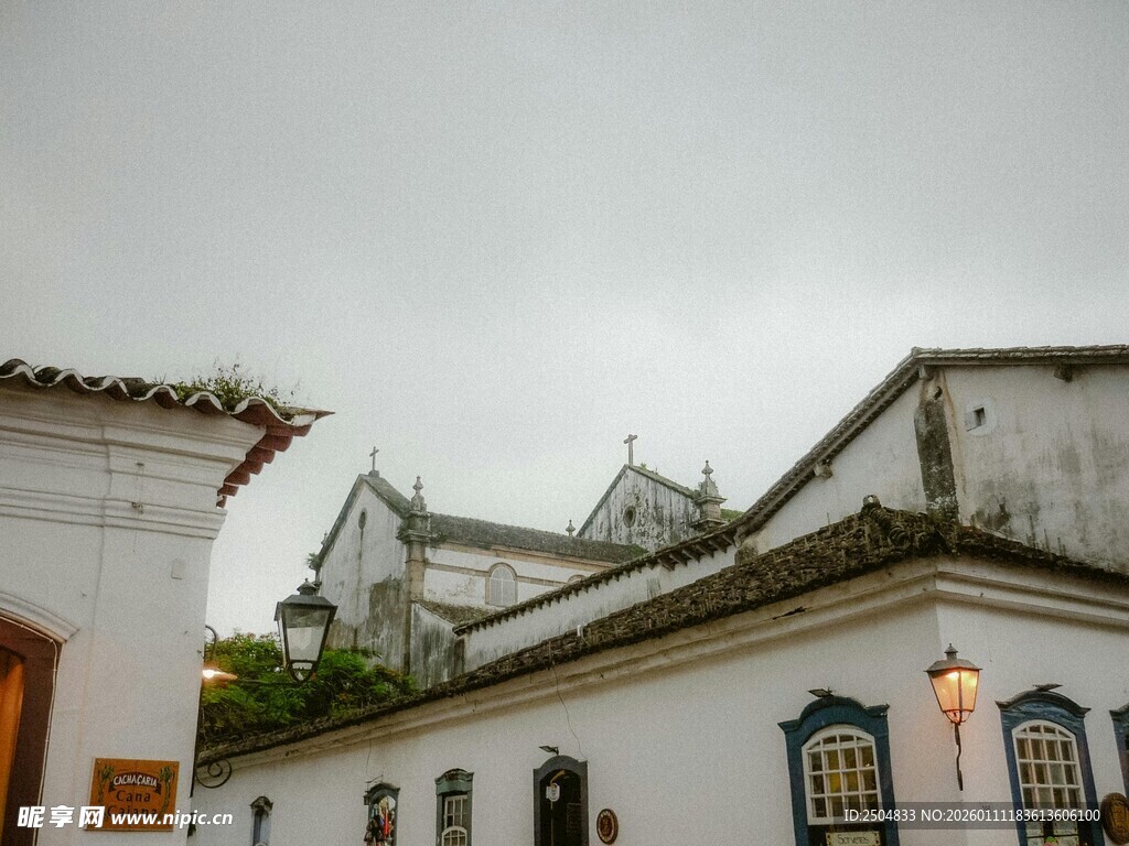 古朴白墙建筑景观