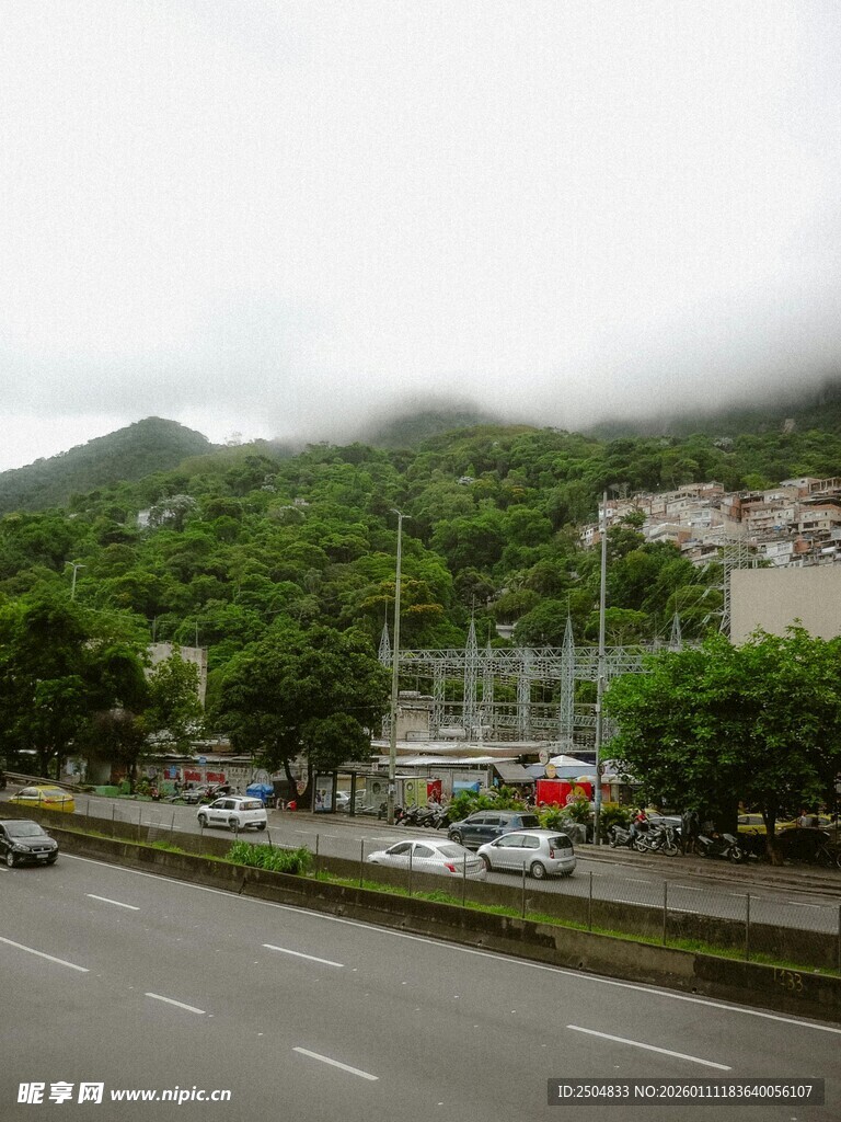 山间公路旁的城镇景致