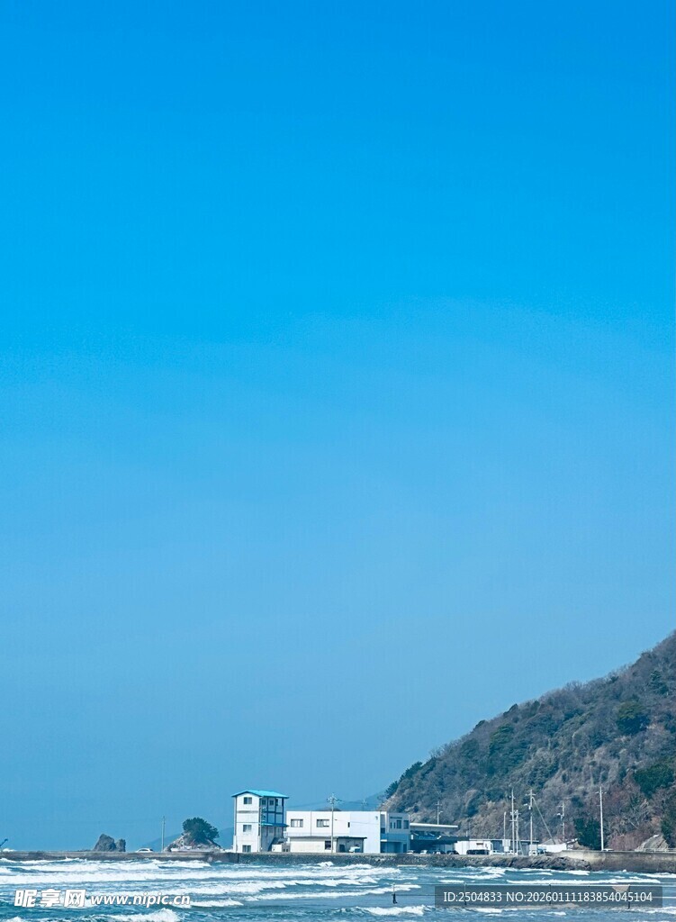 海边山景与白色建筑