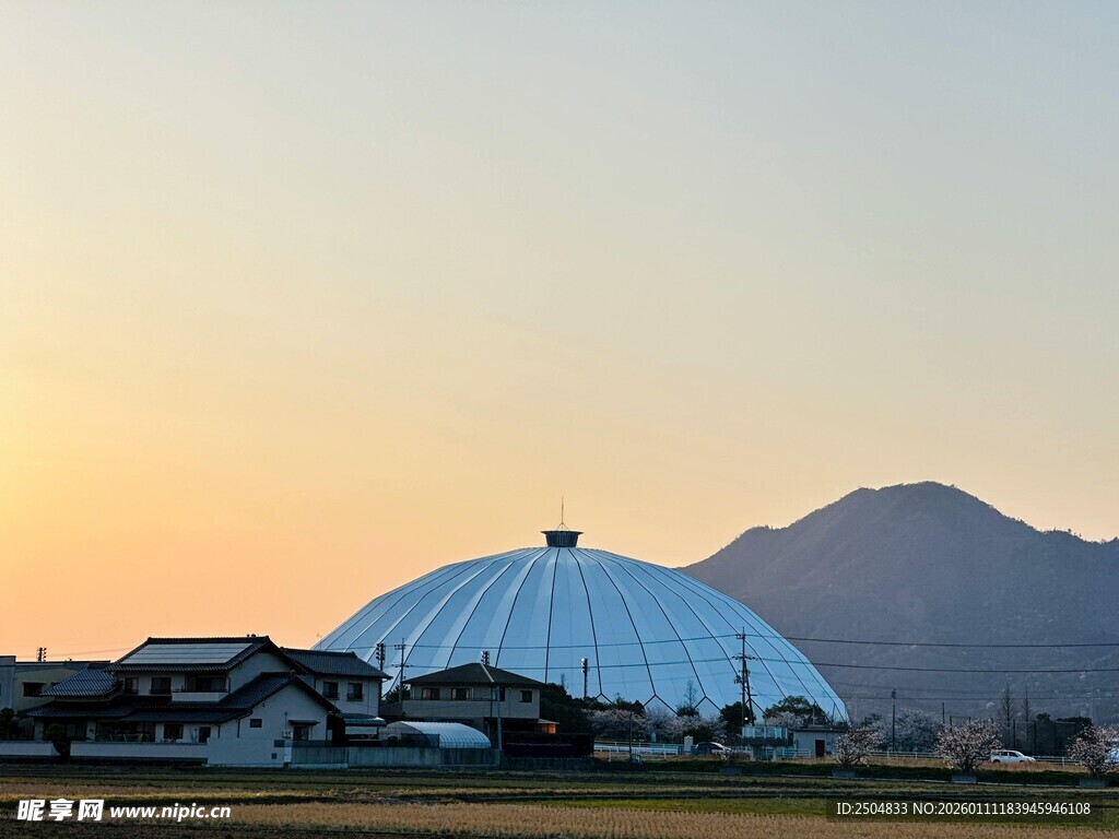 夕阳下的穹顶建筑与远山